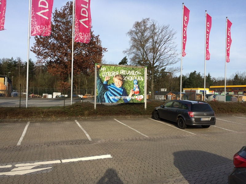 Überprüfen Sie die Umsetzung von Außenwerbung per Belegfoto.